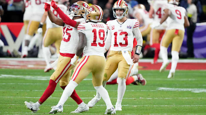 Brock Purdy smiles with Jauan Jennings and Deebo Samuel